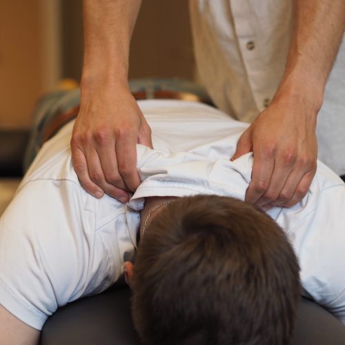 Osteopat Pontus behandlar en patient med ryggbesvär i Malmö